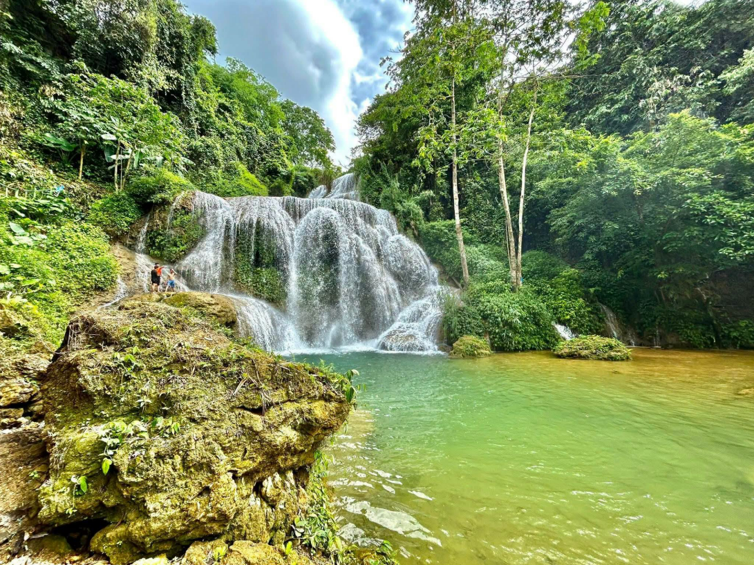 Mu Waterfall for a Serene Nature Retreat Amid Lush Forests.